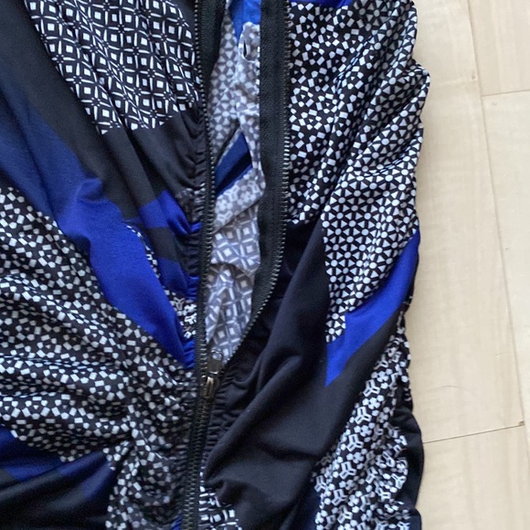 EUC tunic, ruched sides, longer length, front zip, abstract pattern, flattering - Picture 9 of 15